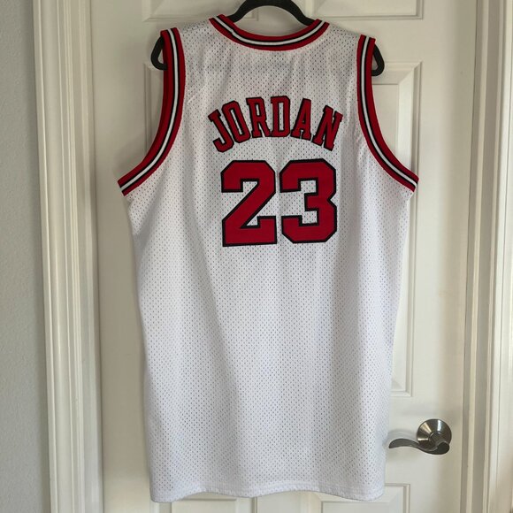 Michael Jordan team jersey - Picture 2 of 9